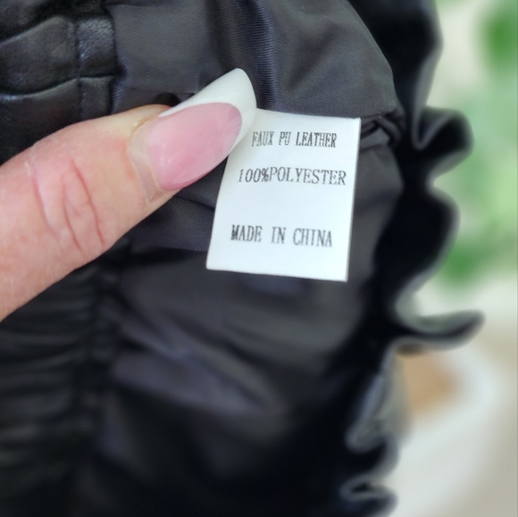 Women’s High Waisted Wide Leg Black Faux Leather Shorts Pockets Size X-SMALL - Picture 4 of 9